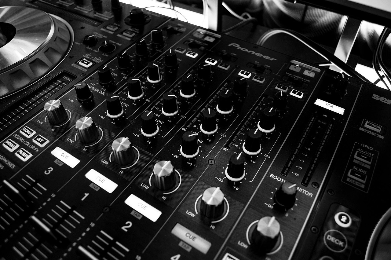Visual and audio psychology in club devices